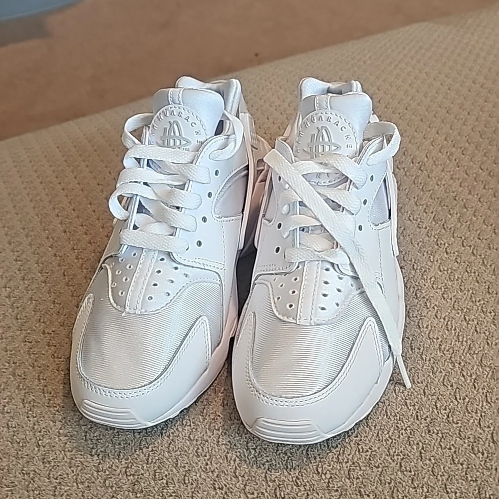 NIB NIKE AIR HUARACHE (White)